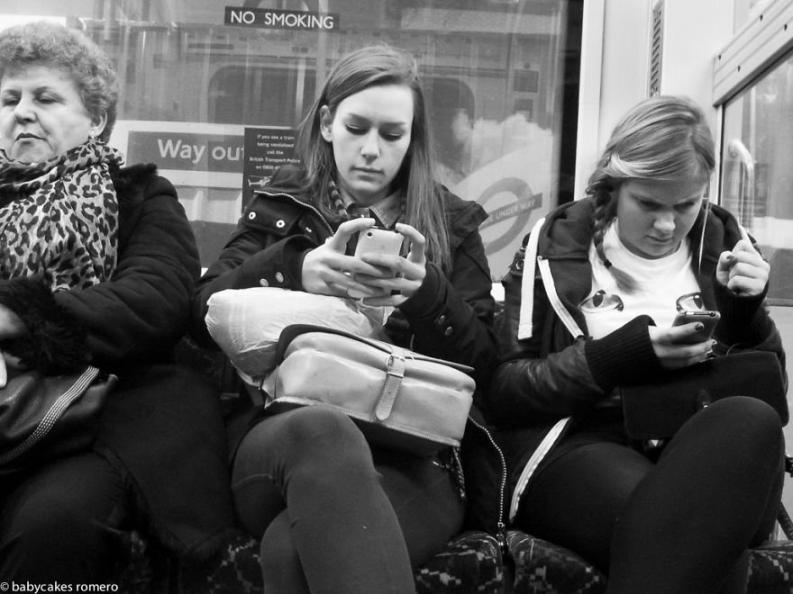 Ezek a barátnők vajon egymással csetelnek? | Fotó: boredpanda.com / babycakesromero