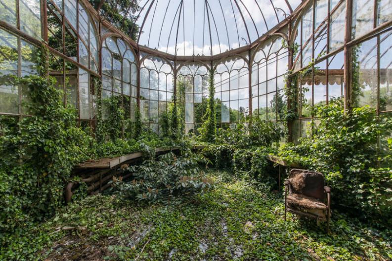 Elhagyott épület | Fotó: Romain Veillon via boredpanda.com