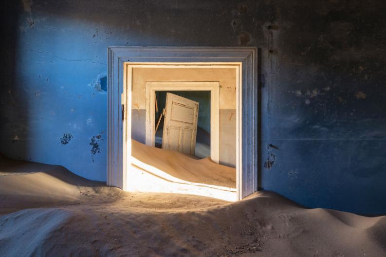 Elhagyott épület | Fotó: Romain Veillon via boredpanda.com