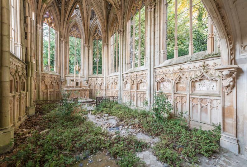Elhagyott épület | Fotó: Romain Veillon via boredpanda.com