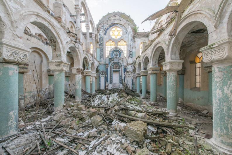 Elhagyott épület | Fotó: Romain Veillon via boredpanda.com
