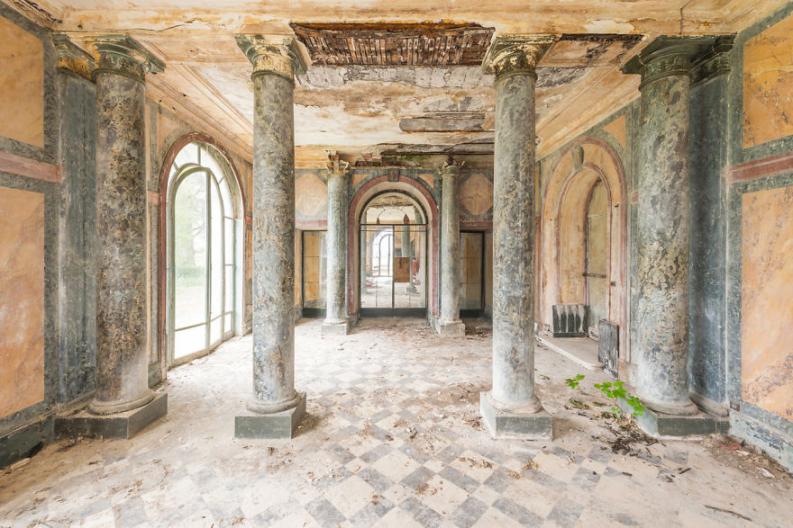 Elhagyott épület | Fotó: Romain Veillon via boredpanda.com