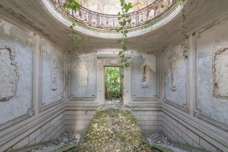 Elhagyott épület | Fotó: Romain Veillon via boredpanda.com