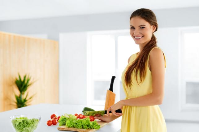 Kiegyensúlyozott, fiatal nő egészséges salátát készít - PROAKTIVdirekt Életmód magazin és hírek - proaktivdirekt.com