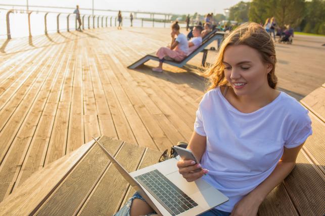 Digitális nomád Fotó:123rf.com - PROAKTIVdirekt Életmód magazin és hírek - proaktivdirekt.com