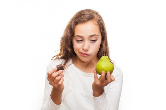 Gyümölcs vagy csoki Fotó:123rf.com - PROAKTIVdirekt Életmód magazin és hírek - proaktivdirekt.com