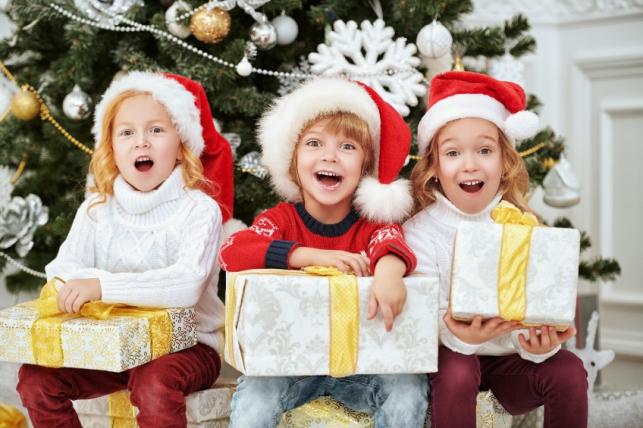 Gyerekek a karácsonyi ajándékokkal - PROAKTIVdirekt Életmód magazin és hírek - proaktivdirekt.com