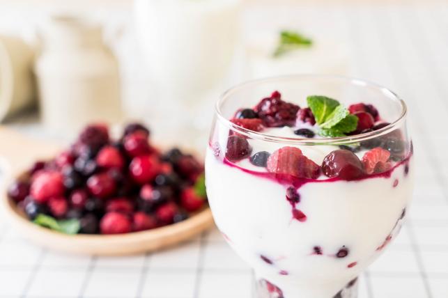 Joghurt gyümölccsel Fotó:123rf.com - PROAKTIVdirekt Életmód magazin és hírek - proaktivdirekt.com