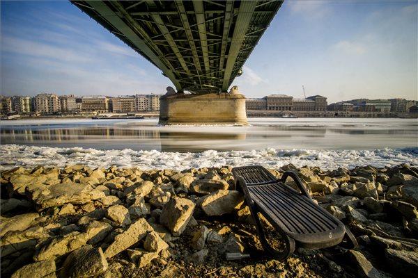 Jégzajlás a Dunán, Budapest | MTI Fotó: Balogh Zoltán - PROAKTIVdirekt Életmód magazin és hírek - proaktivdirekt.com