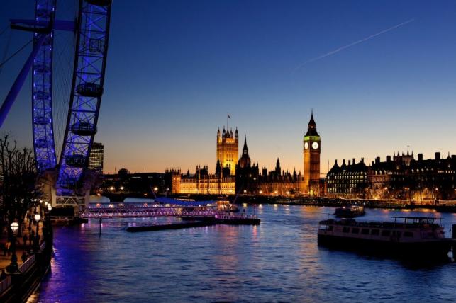 County Hall, Westminster Bridge, Big Ben és a Houses of Parliament éjszaka - PROAKTIVdirekt Életmód magazin és hírek - proaktivdirekt.com