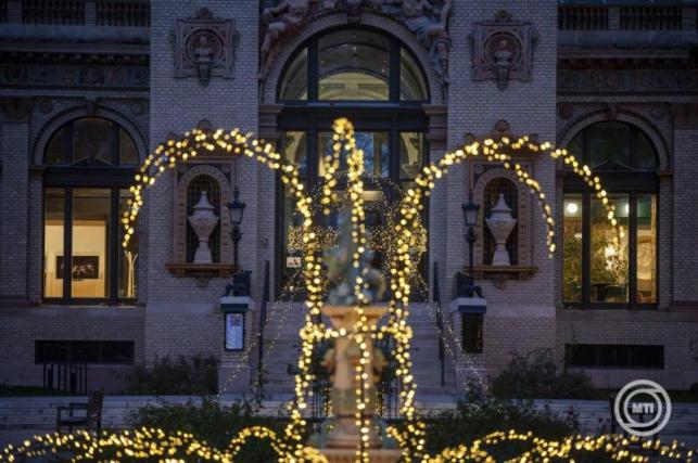 Ingyenes fénypark a városligeti Millennium Háza környezetében 2025. december 1-jén. Előtérben a téli fényárba öltöztetett Zsolnay-szökőkút. MTI/Balogh Zoltán - PROAKTIVdirekt Életmód magazin és hírek - proaktivdirekt.com