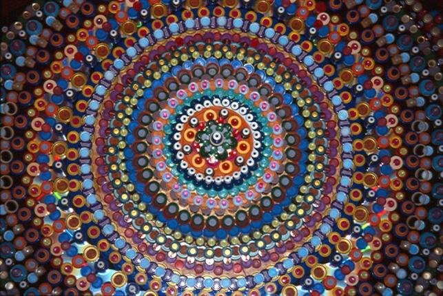 Műanyag kupakból mandala | fotó via pinterest.com - PROAKTIVdirekt Életmód magazin és hírek - proaktivdirekt.com