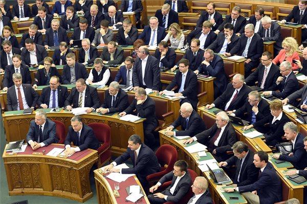 Képviselők szavaznak az alaptörvény hetedik módosításáról az Országgyűlés plenáris ülésén | MTI Fotó: Kovács Tamás - PROAKTIVdirekt Életmód magazin és hírek - proaktivdirekt.com
