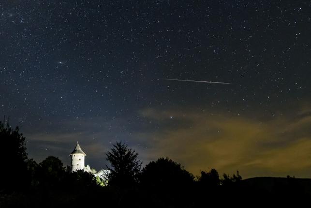 Meteor az égbolton a somoskői vár felett Salgótarjánból fotózva | MTI/Komka Péter - PROAKTIVdirekt Életmód magazin és hírek - proaktivdirekt.com