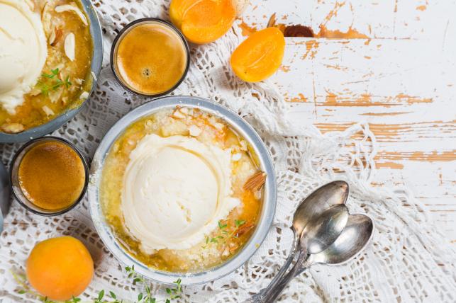 Sárgabarackos morzsasüti (crumble) Fotó:123rf.com - PROAKTIVdirekt Életmód magazin és hírek - proaktivdirekt.com
