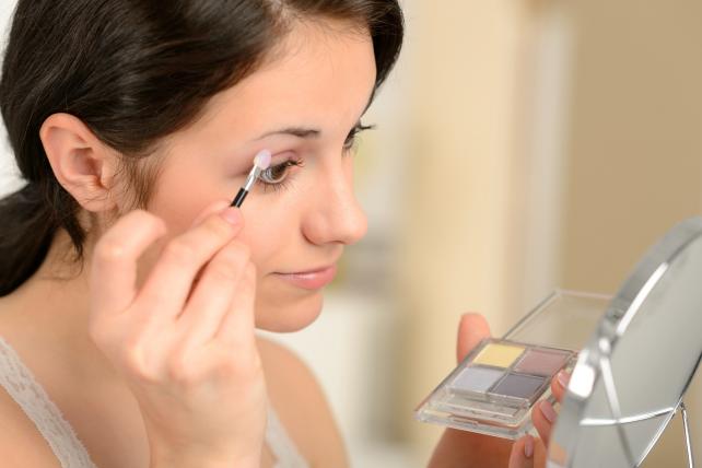 Smink szemhéjra Fotó: 123rf.com - PROAKTIVdirekt Életmód magazin és hírek - proaktivdirekt.com