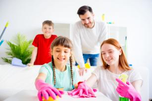 Családi nagytakarítás Fotó: 123rf.com - PROAKTIVdirekt Életmód magazin és hírek - proaktivdirekt.com
