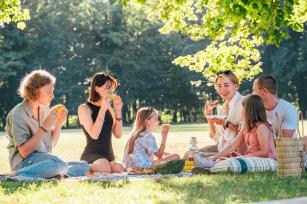 Családi piknik Fotó: 123rf.com - PROAKTIVdirekt Életmód magazin és hírek - proaktivdirekt.com