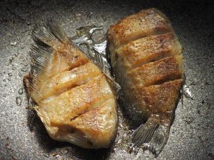 Hal serpenyőben Fotó:123rf.com - PROAKTIVdirekt Életmód magazin és hírek - proaktivdirekt.com