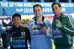 Az aranyérmes Milák Kristóf (k), mellette a második helyezett japán Szeto Daija (b) és a bronzérmes dél-afrikai Chad Le Clos | MTI/Kovács Tamás - PROAKTIVdirekt Életmód magazin és hírek - proaktivdirekt.com