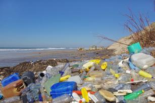Műanyag hulladék a tengerparton - PROAKTIVdirekt Életmód magazin és hírek - proaktivdirekt.com