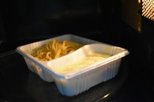 Készétel műanyagban a mikróban Fotó:123rf.com - PROAKTIVdirekt Életmód magazin és hírek - proaktivdirekt.com