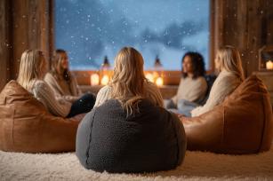 Otthoni est barátokkal Fotó:123rf.com - PROAKTIVdirekt Életmód magazin és hírek - proaktivdirekt.com