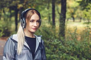Séta fülhallgatóval Fotó:123rf.com - PROAKTIVdirekt Életmód magazin és hírek - proaktivdirekt.com