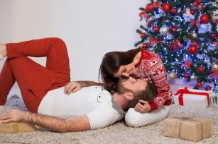 Pár, karácsony Fotó: 123rf.com - PROAKTIVdirekt Életmód magazin és hírek - proaktivdirekt.com