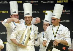 Balról jobbra: Vomberg Frigyes, Széll Tamás, Szulló Szabina és Szabó Kevin, a győztes magyar csapat tagjai a Bocuse d'Or szakácsversenyen | MTI Fotó: Kovács Tamás - PROAKTIVdirekt Életmód magazin és hírek - proaktivdirekt.com