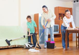 Takarít a család Fotó: 123rf.com - PROAKTIVdirekt Életmód magazin és hírek - proaktivdirekt.com